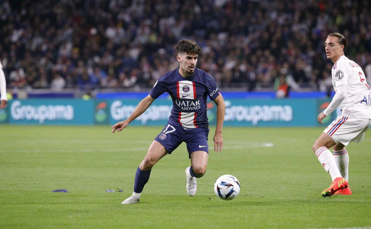 拱手让人 拱手让人